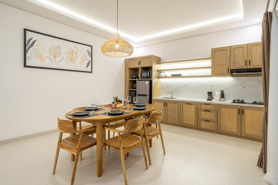 Kitchen or kitchenette, Dining area