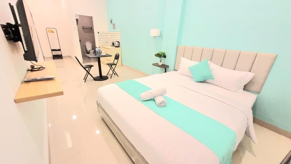 Bed, TV and multimedia, Photo of the whole room, Bedroom