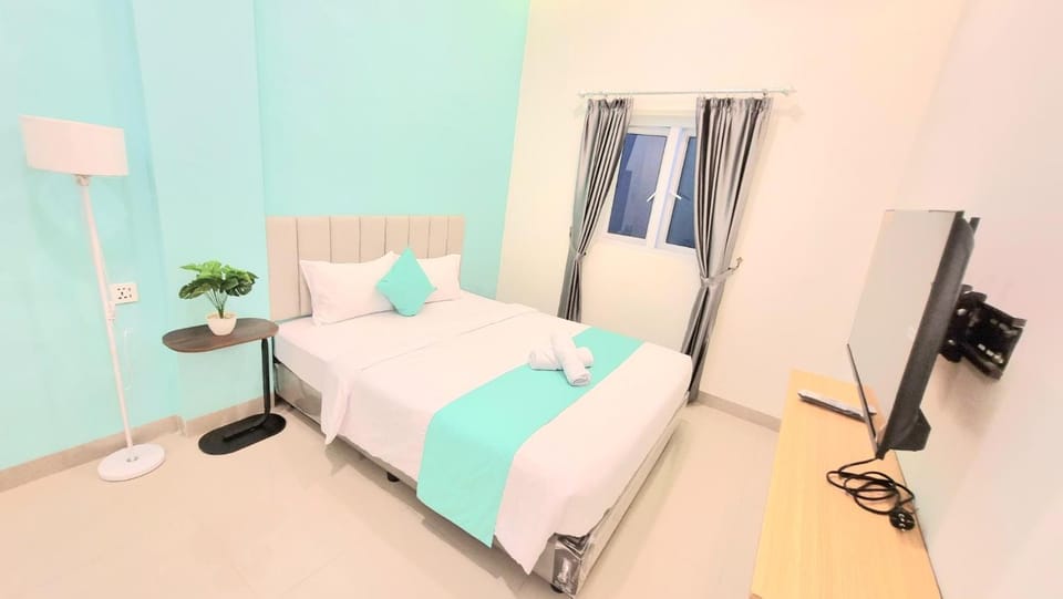 Communal lounge/ TV room, Bed, TV and multimedia, Photo of the whole room, Evening entertainment, Bedroom, hair dresser