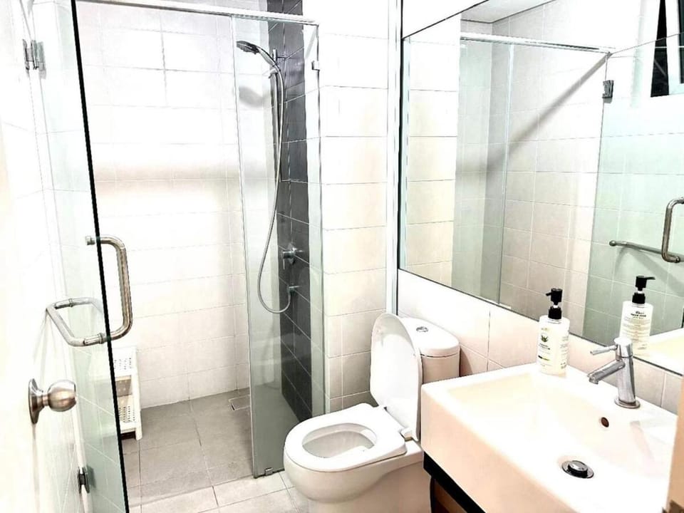 Shower, Toilet