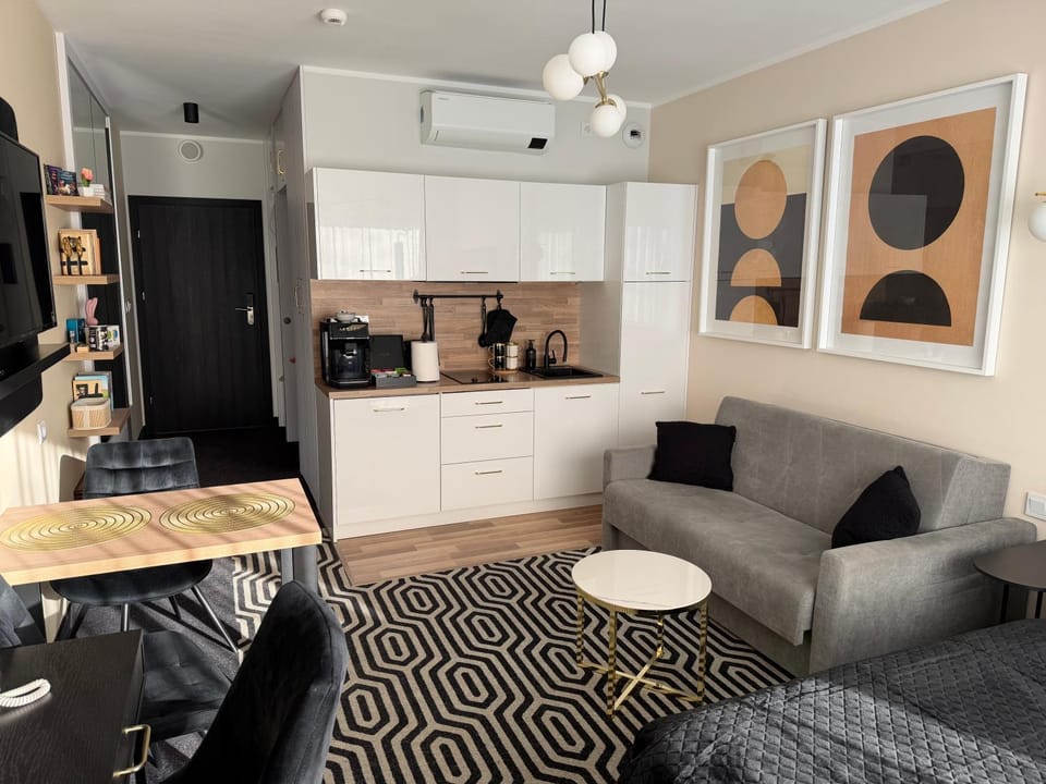 Coffee/tea facilities, Kitchen or kitchenette, Seating area, stove