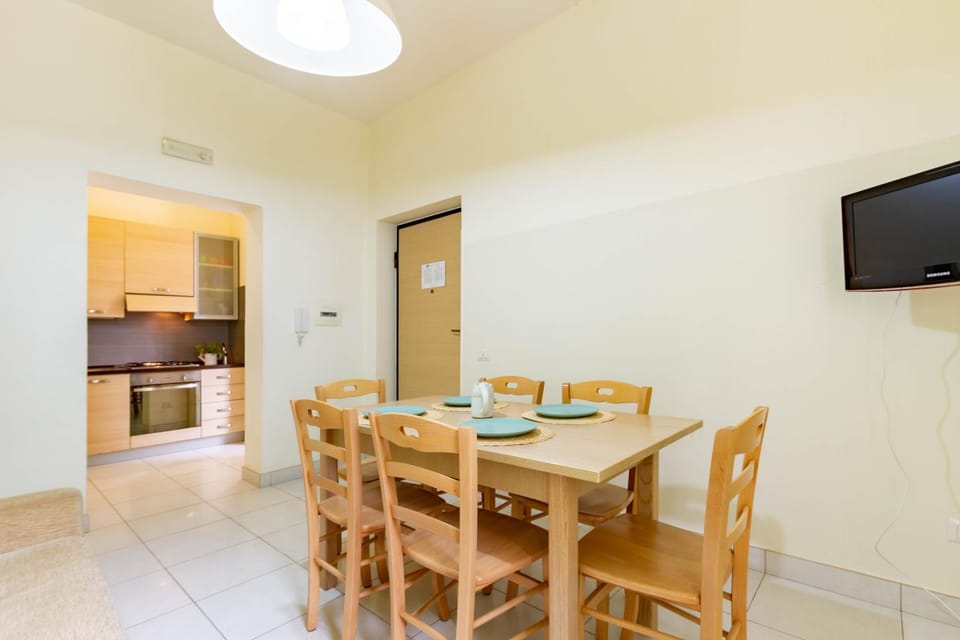 Kitchen or kitchenette, Dining area, stove