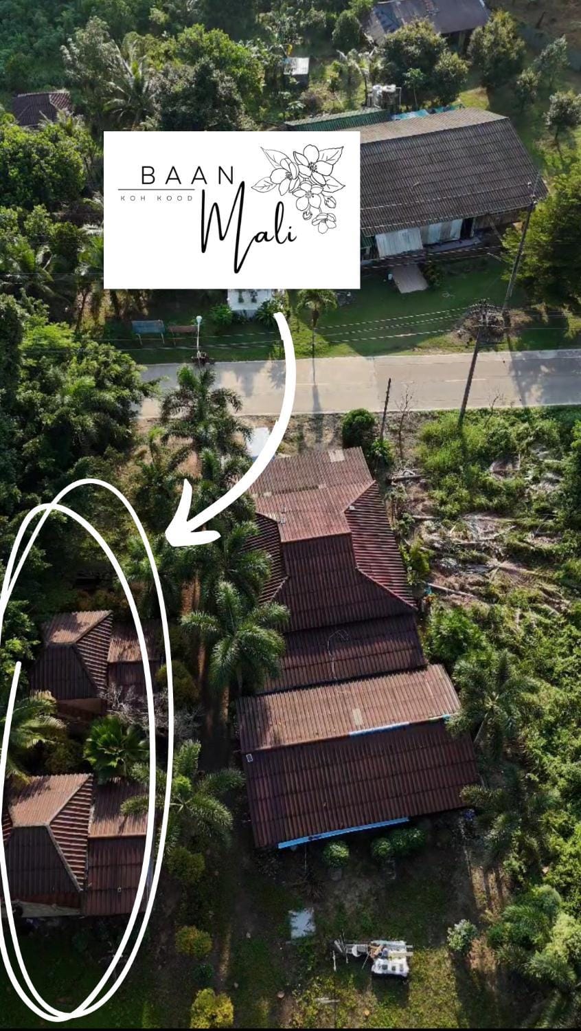 Neighbourhood, Bird's eye view, Text overlay, Landmark view, Street view, Location