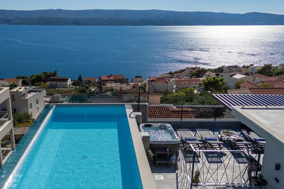 Property building, Balcony/Terrace, Swimming pool