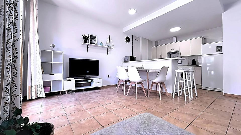 TV and multimedia, Kitchen or kitchenette, Living room, Photo of the whole room, Seating area, Dining area, heating, internet, oven, air conditioner