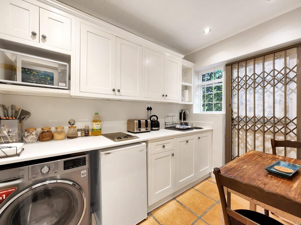 Coffee/tea facilities, Kitchen or kitchenette, Dining area, stove, toaster