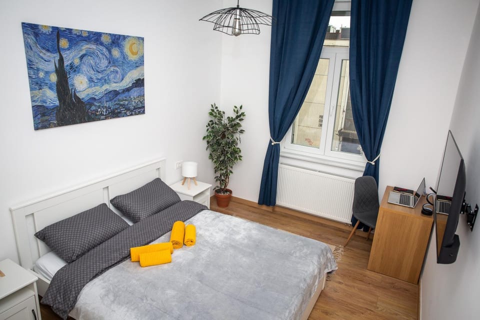 Bed, TV and multimedia, Photo of the whole room, Bedroom