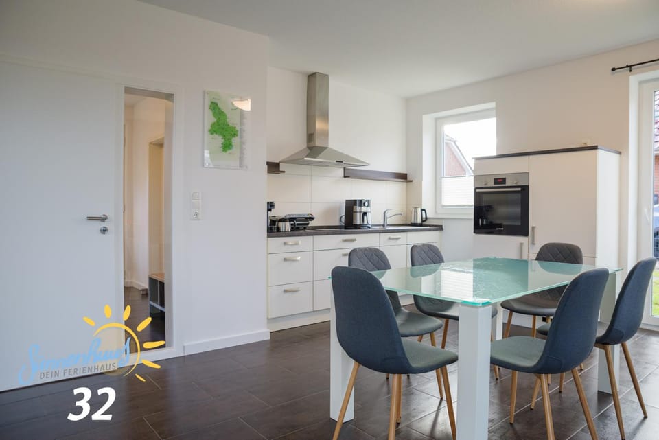 Kitchen or kitchenette, Dining area, stove