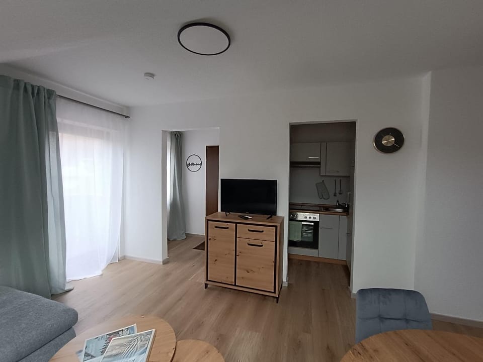 TV and multimedia, Kitchen or kitchenette, Living room, Seating area, Dining area