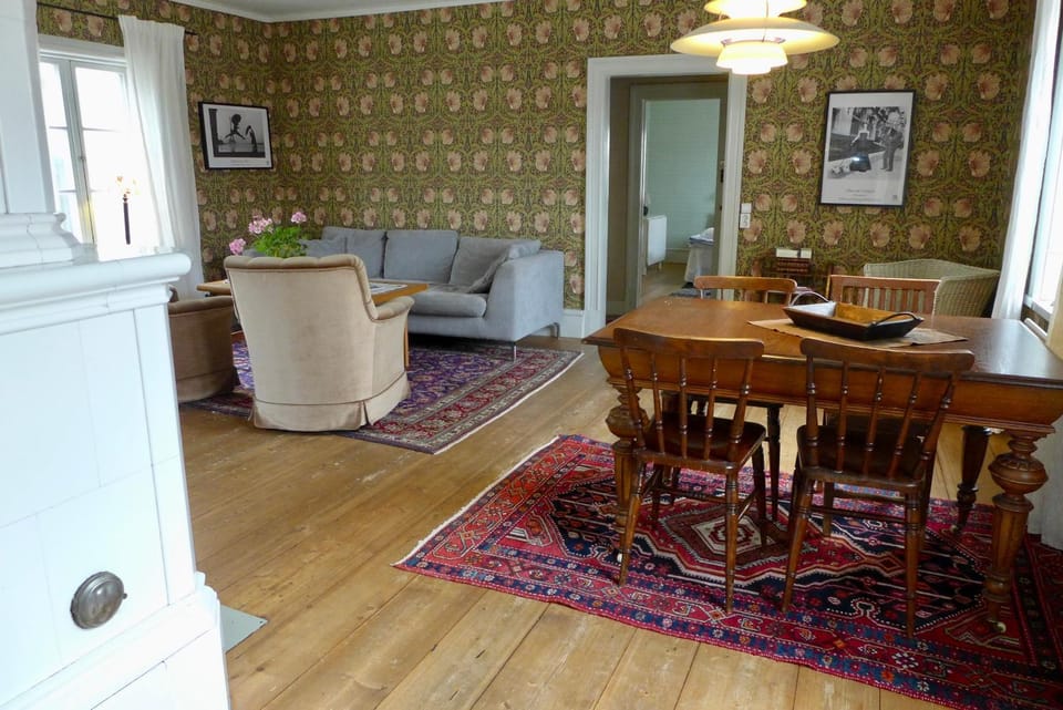 Living room, Photo of the whole room
