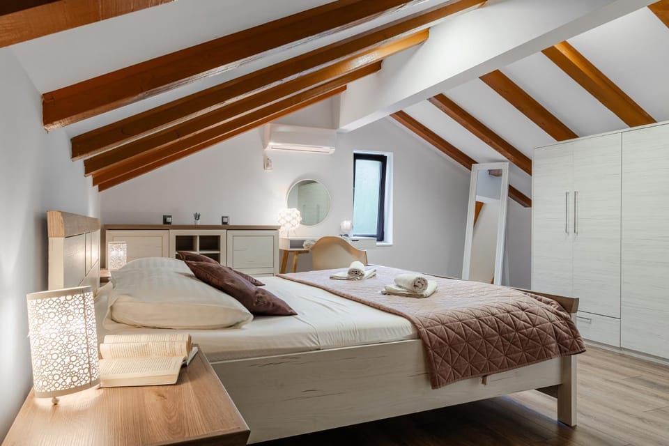 Bed, Bedroom, towels