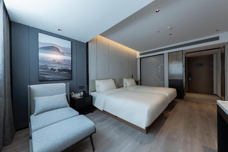 Bed, Photo of the whole room, Seating area, Bedroom