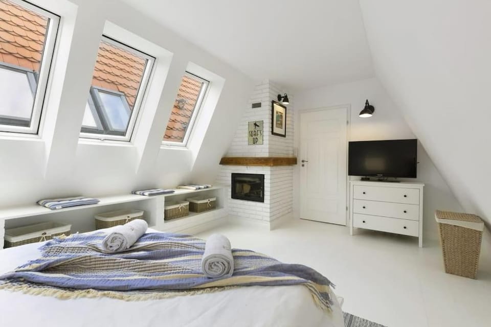 Bed, TV and multimedia, Bedroom, towels