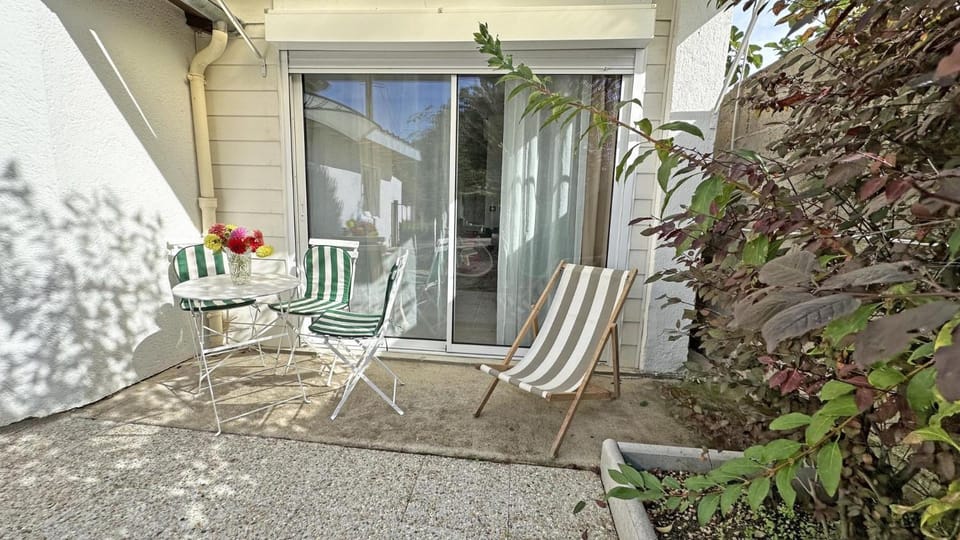 Property building, Patio, Garden, Balcony/Terrace, Garden view