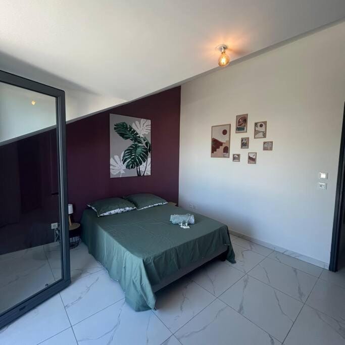 Photo of the whole room, Bedroom