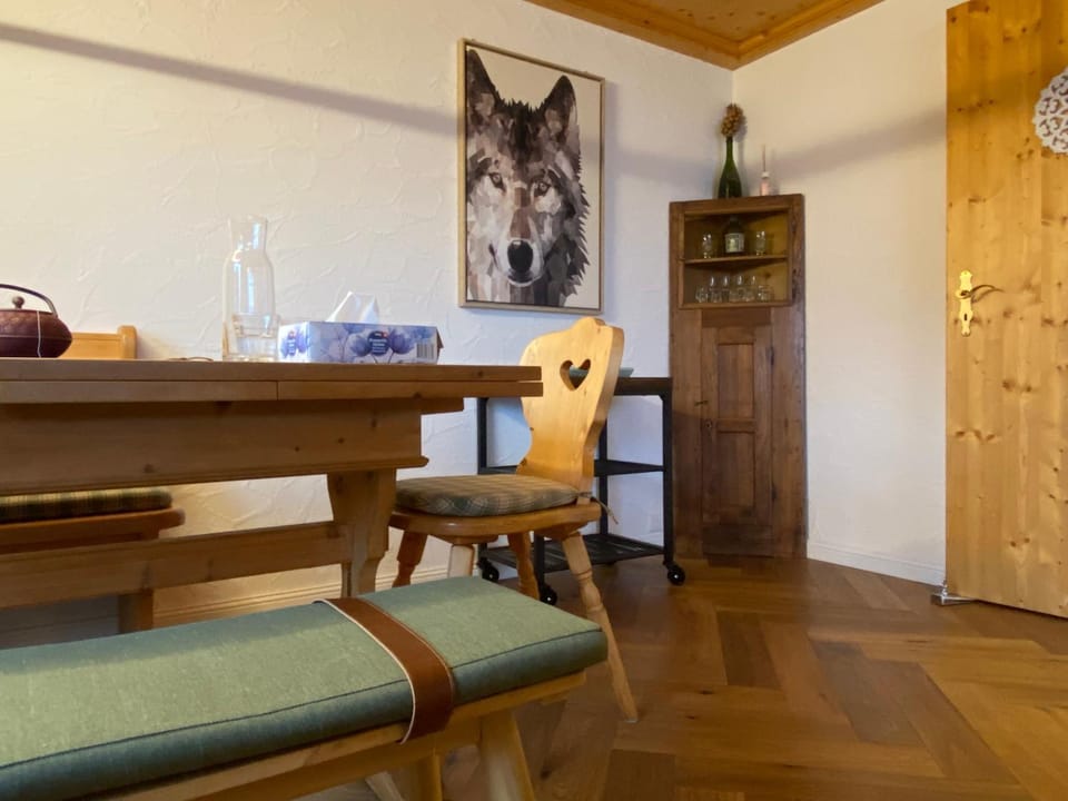 Seating area, Dining area