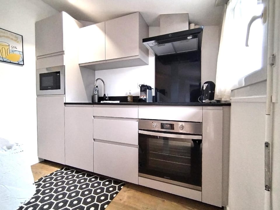 Kitchen or kitchenette, oven, stove