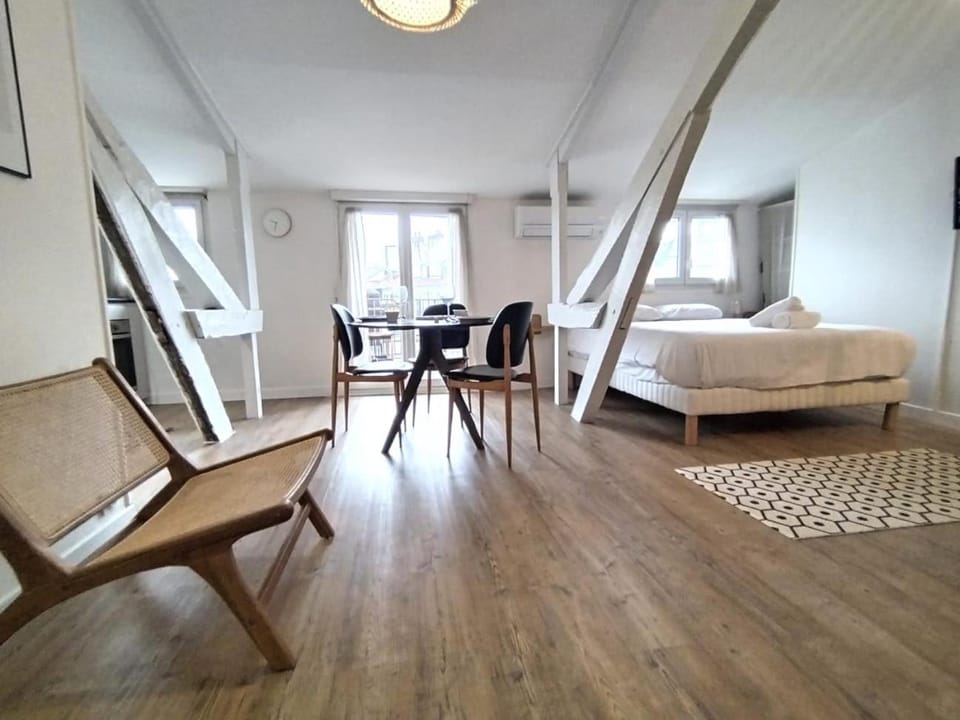 Bed, Living room, Photo of the whole room, Seating area, Bedroom