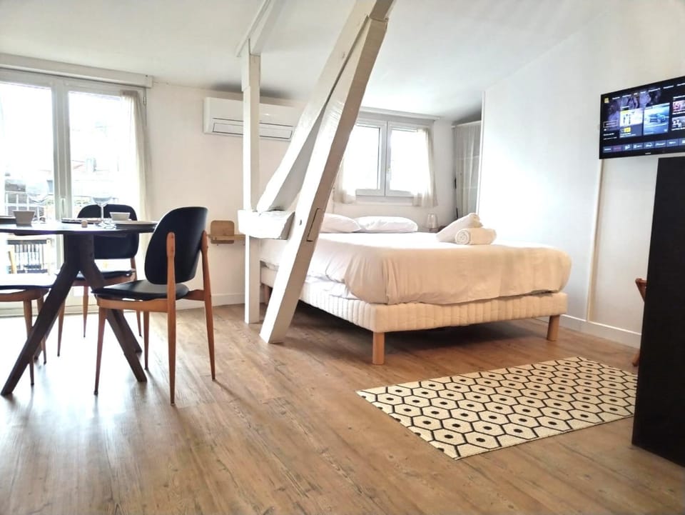 Bed, TV and multimedia, Living room, Photo of the whole room, Seating area, Dining area, Bedroom