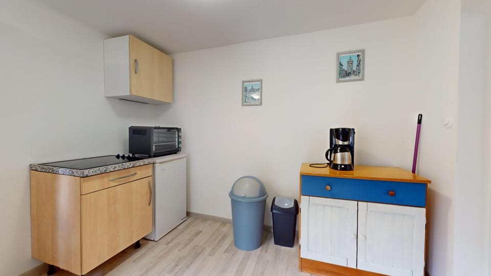 Coffee/tea facilities, Kitchen or kitchenette, oven, stove