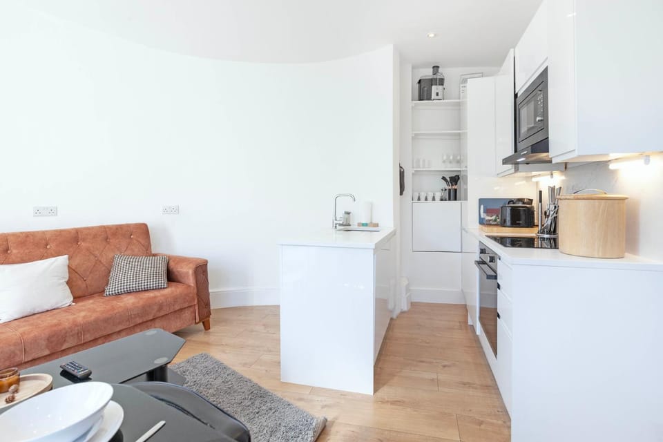 Coffee/tea facilities, Kitchen or kitchenette, Living room, Seating area, Dining area, stove, toaster