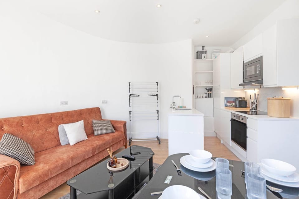 Kitchen or kitchenette, Living room, Seating area, Dining area