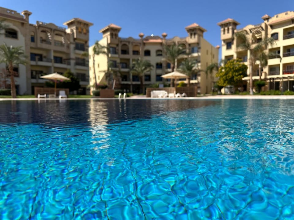 Property building, Day, Pool view, Swimming pool, sunbed