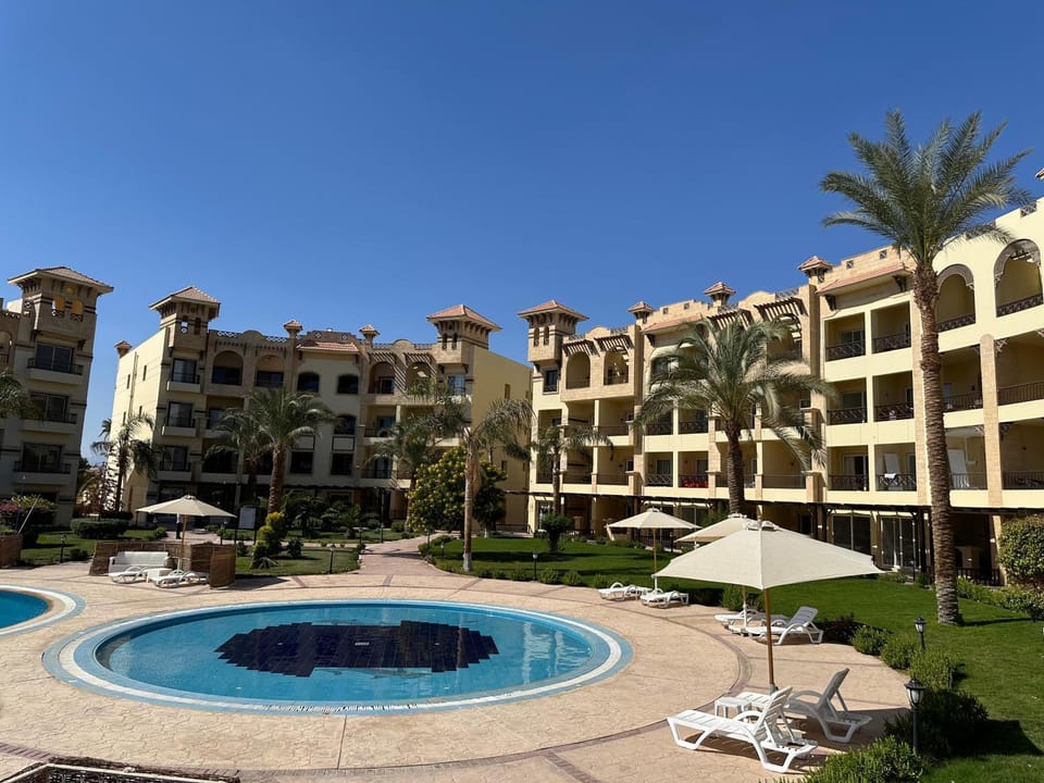 Property building, Day, Pool view, Swimming pool, sunbed