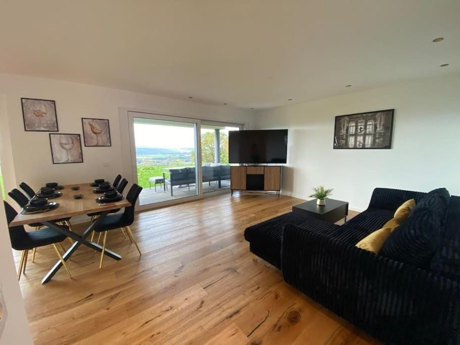 Communal lounge/ TV room, TV and multimedia, Living room, Seating area, Dining area