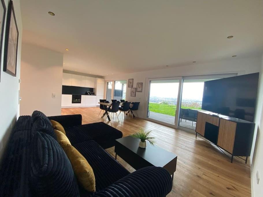 Communal lounge/ TV room, TV and multimedia, Kitchen or kitchenette, Living room, Seating area, Evening entertainment