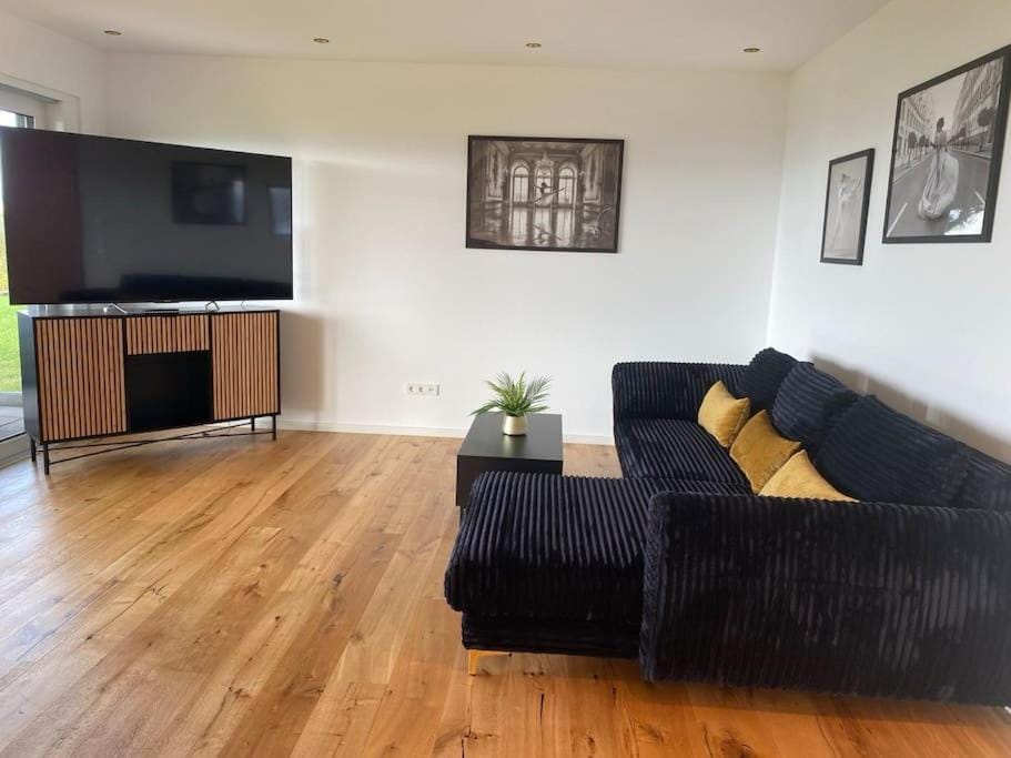 Communal lounge/ TV room, TV and multimedia, Living room, Seating area