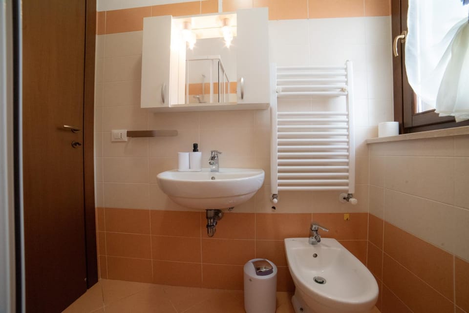 Toilet, Bathroom, towels