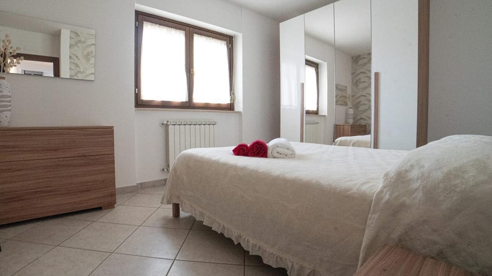 Bed, Bedroom, towels