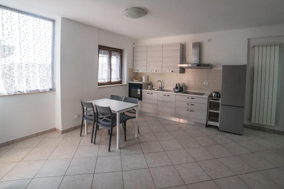Communal lounge/ TV room, Kitchen or kitchenette, Kitchen or kitchenette, Dining area, oven, stove