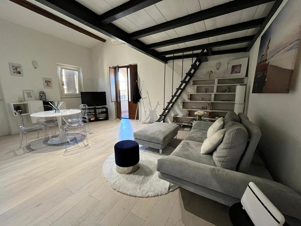 Communal lounge/ TV room, Living room, Seating area