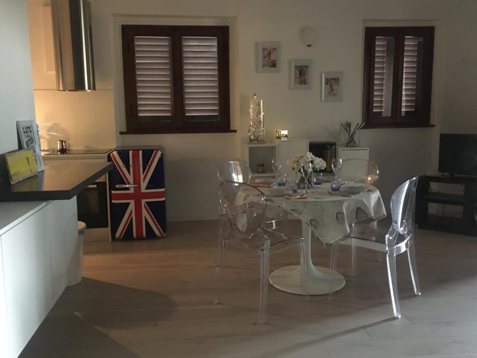 Living room, Dining area