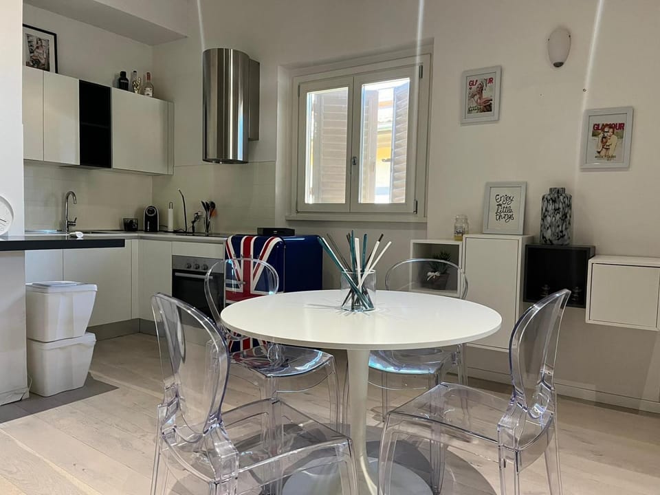 Kitchen or kitchenette, Dining area, stove