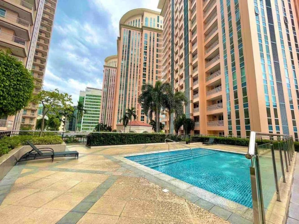 Modern BGC Stay at Venice Residences #vlrtc29h House in Makati