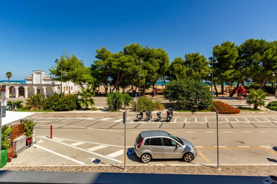 Neighbourhood, Street view