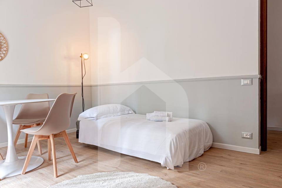 Bed, Living room, towels