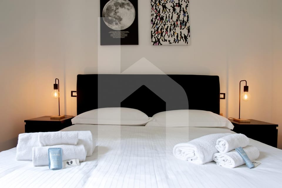 Bed, Photo of the whole room, Bedroom, towels
