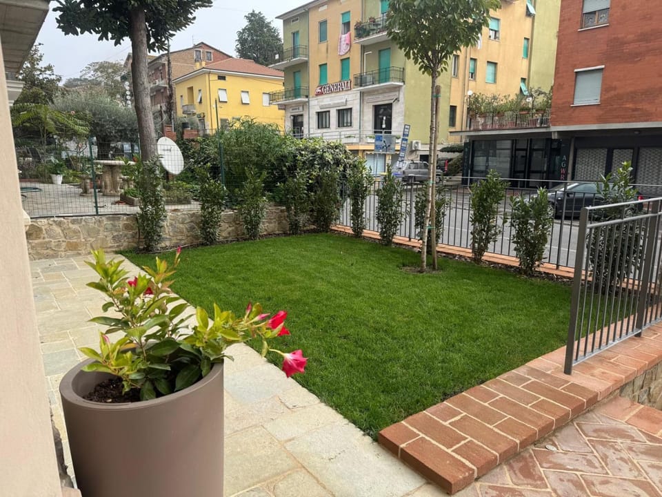 Property building, Neighbourhood, Garden, Garden view, Street view
