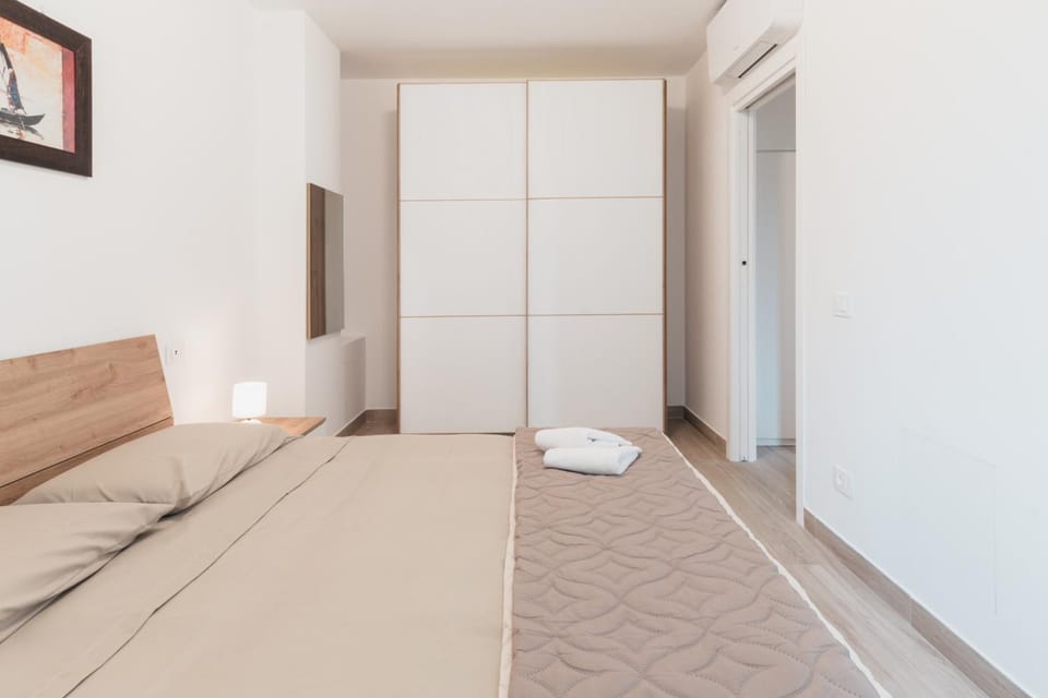 TV and multimedia, Photo of the whole room, Bedroom, wardrobe, air conditioner