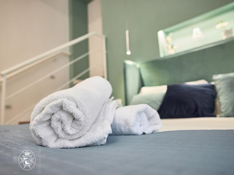 Bed, Bedroom, towels