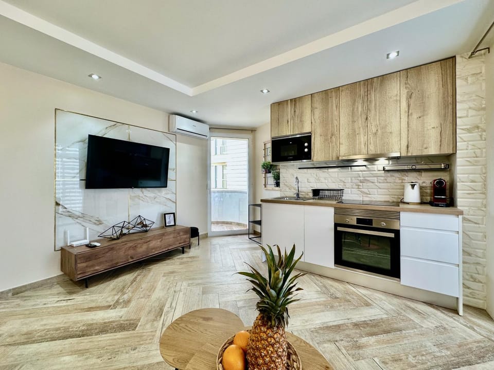 TV and multimedia, Kitchen or kitchenette, Living room, Seating area, dishwasher, oven, stove