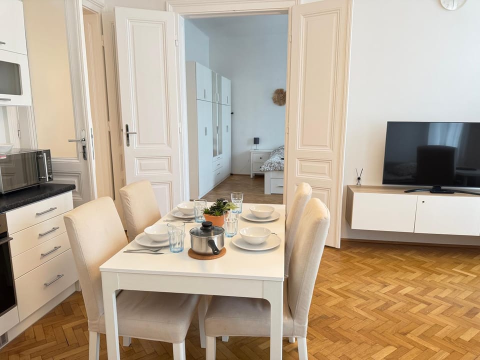 TV and multimedia, Kitchen or kitchenette, Living room, Seating area, Dining area