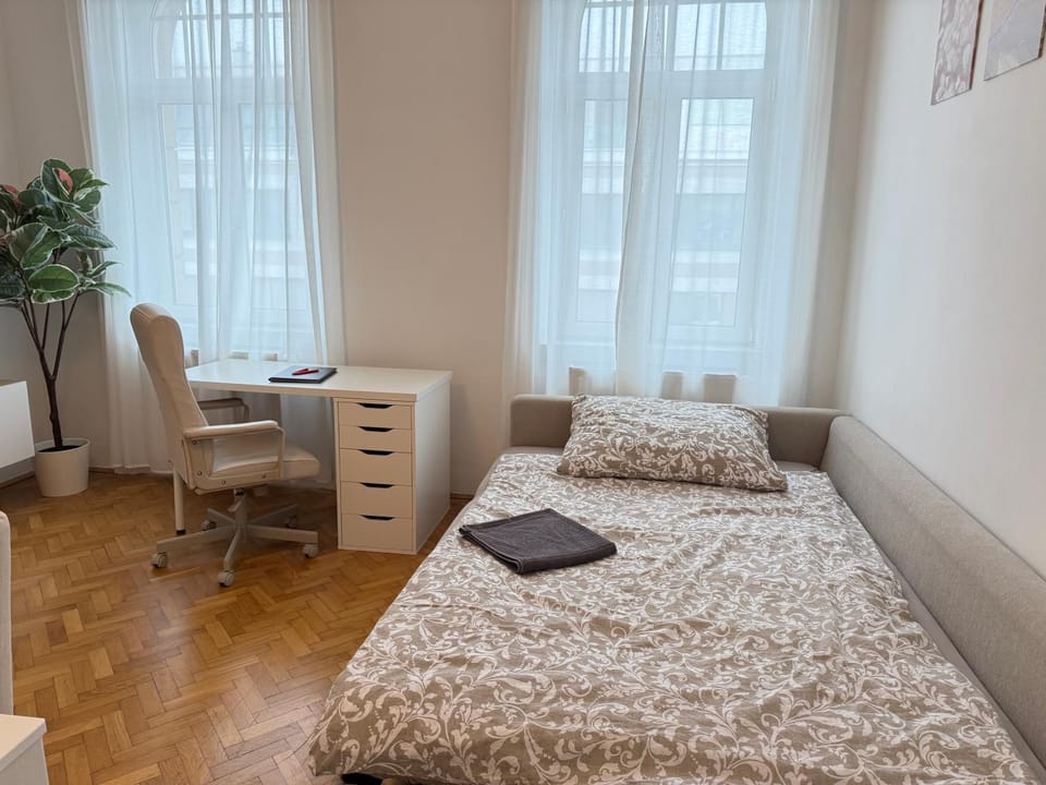Bed, Living room, Photo of the whole room, Seating area