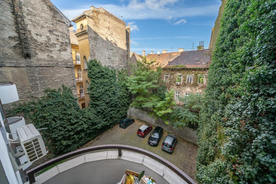Property building, Neighbourhood, Garden view, Location, Parking