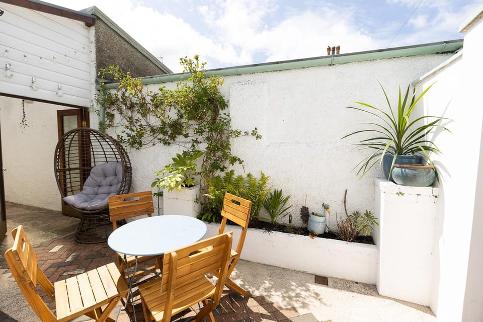 Property building, Patio, Day, Garden, View (from property/room), Balcony/Terrace, Garden view