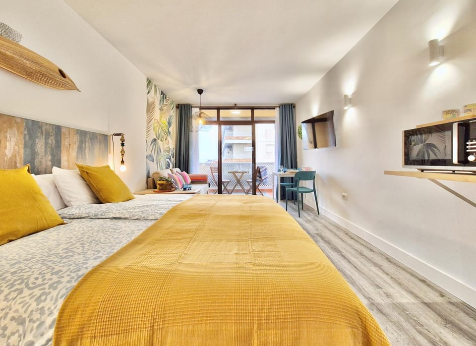 Bed, TV and multimedia, Living room, Dining area, microwave